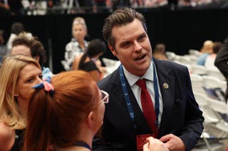 O ex -congressista republicano da Flórida, Matt Gayes, chega para o memorial de Charlie Kark no State Farm Stadium